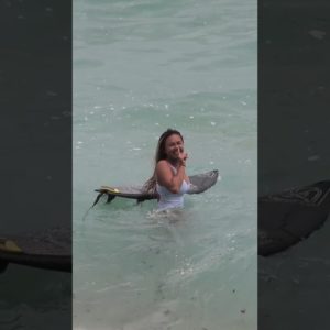 Jasmine Rips A Left #surfing #balisurf #surfers