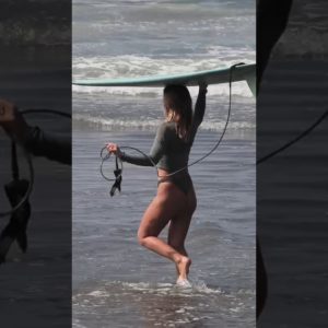 Veronica Walks Into Canggu #surfing #balisurf #surfers